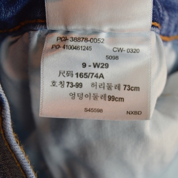 Levi’s Denizen High Rise Distressed Light Wash Mom Jeans - Size 9/29 - Picture 4 of 9